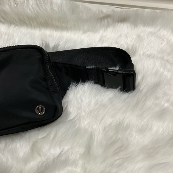 Lululemon Everywhere Belt Bag - Picture 5 of 13